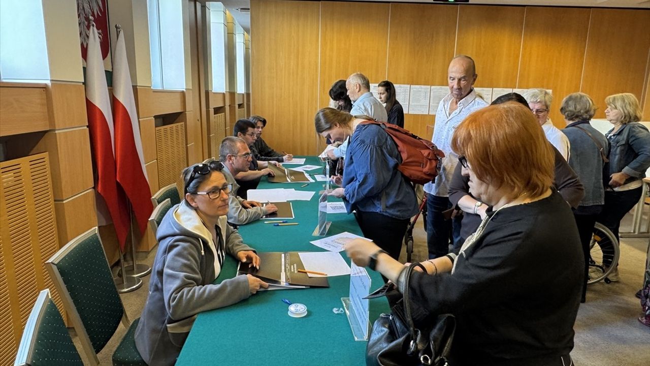 Polonya Cumhurbaşkanlığı Seçimleri: İkinci Tur Oy Verme Süreci Başladı