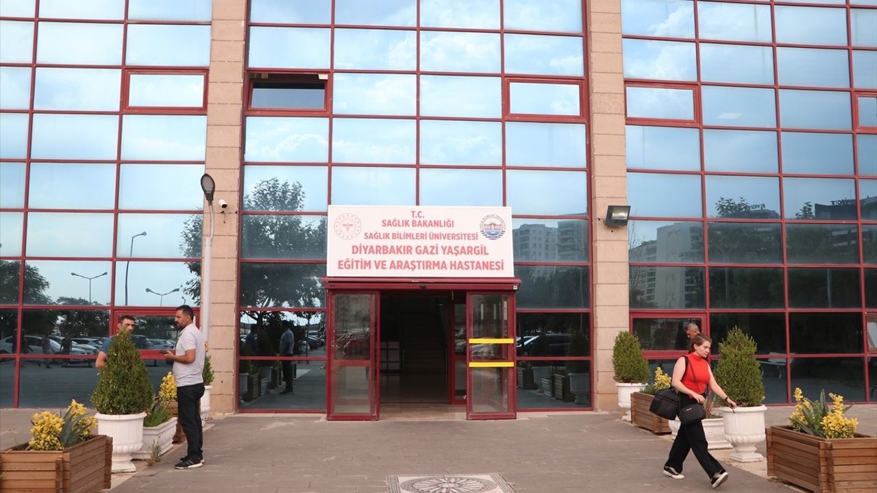 Prof. Dr. Gazi Yaşargil, Diyarbakır'da Anıldı