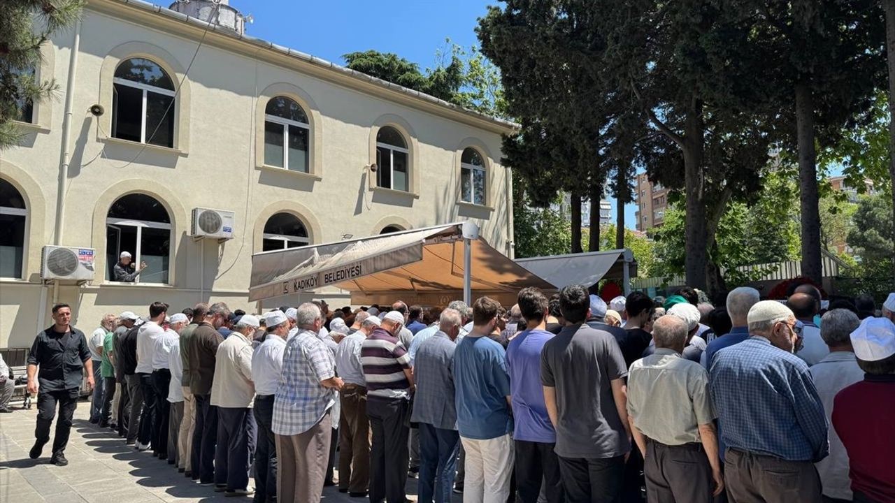 Prof. Dr. İsmail Karaçam'ın Cenazesi Sahrayıcedit Mezarlığı'na Defnedildi