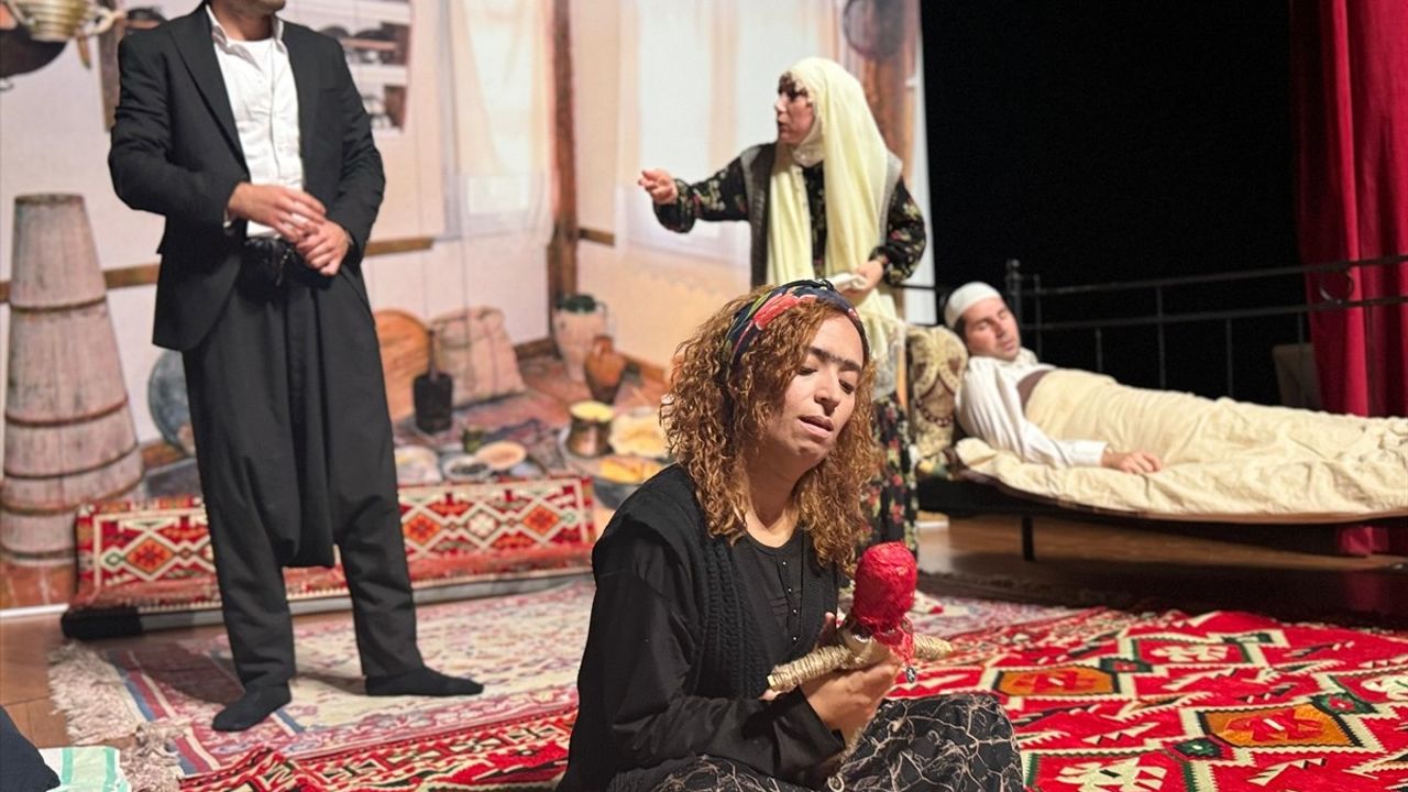 Rasim Özdenören'in 'Çözülme' Eseri Yeniden Sahnelendi