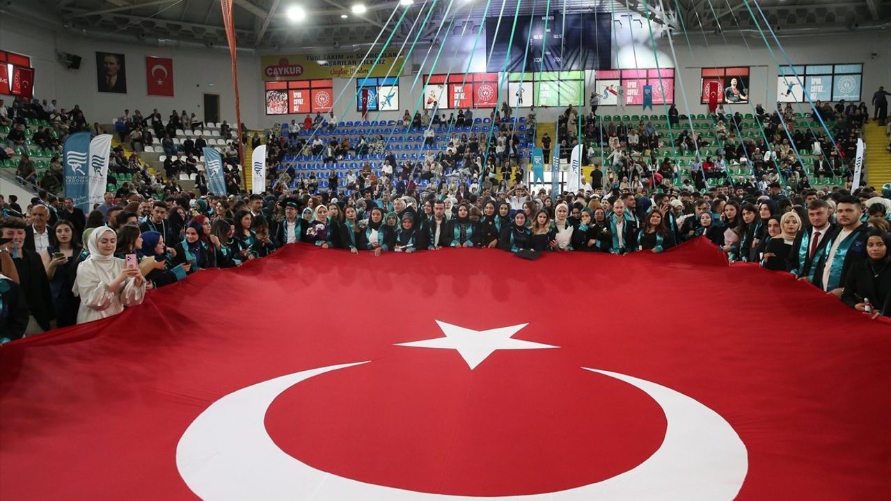 Recep Tayyip Erdoğan Üniversitesinde Mezuniyet Töreni Düzenlendi