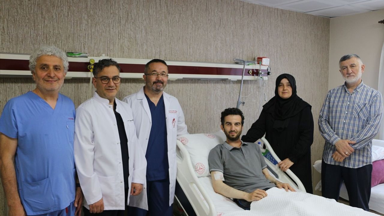 Rize'de Aort Damarında Yırtık Olan Hasta Hibrit Yöntemle Tedavi Edildi