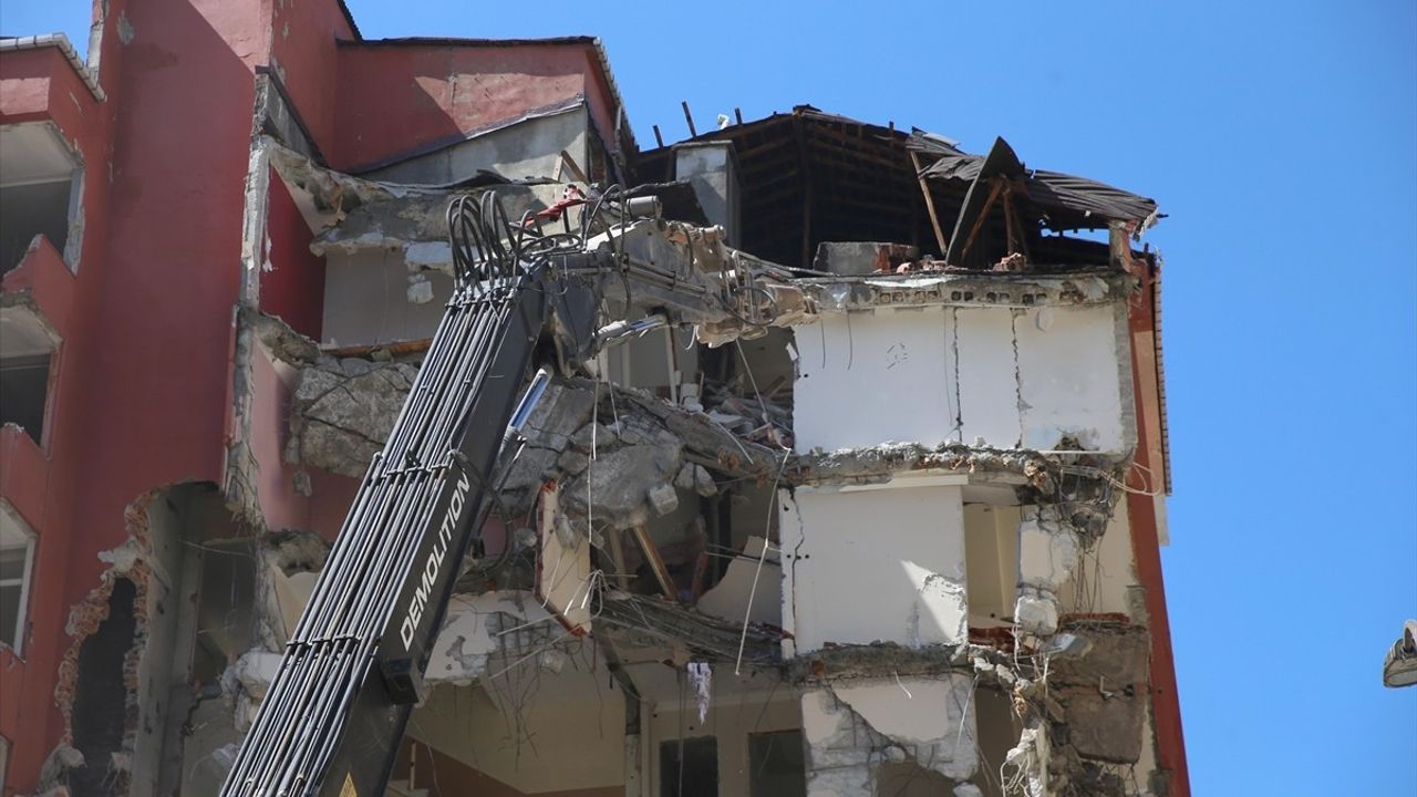 Rize'de Riskli Yapıların Yıkımına Başlandı