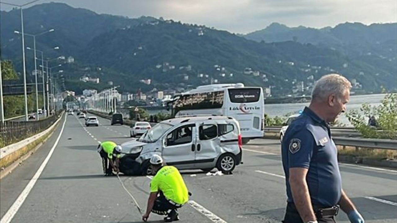 Rize'de Trafik Kazası: 2 Ölü, 3 Yaralı