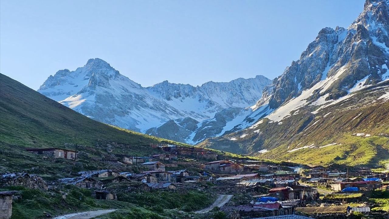 Rize'deki Yaylalar Kar Yağışıyla Beyaza Büründü