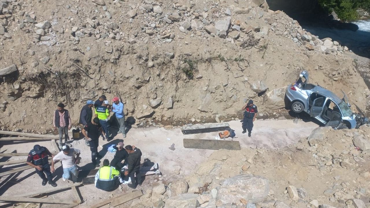 Rize İkizdere'de Dere Yatağına Devrilen Otomobilde 5 Kişi Yaralandı