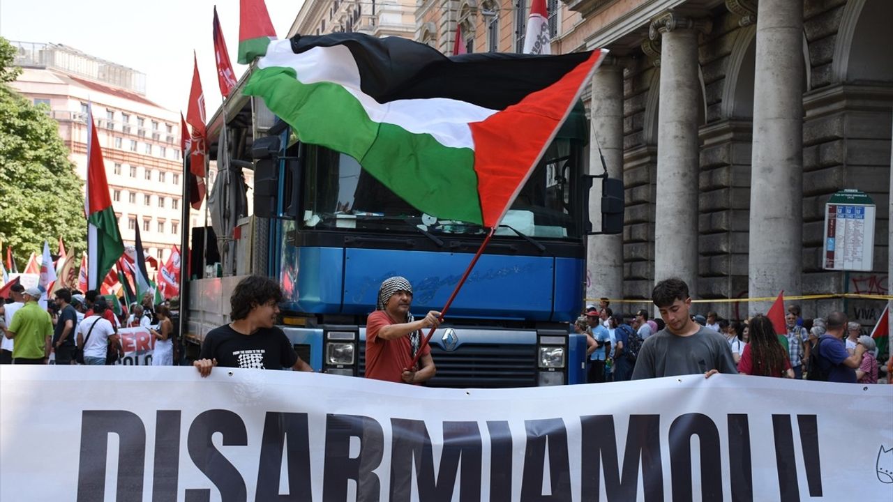 Roma'da İsrail'in Filistin'e Saldırıları ve Avrupa'nın Yeniden Silahlanması Protesto Edildi