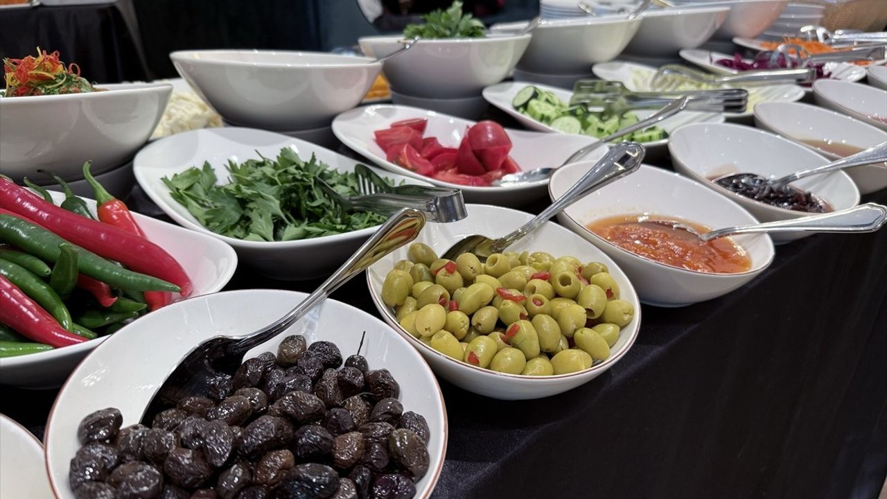 Rusya'da Dünya Kahvaltı Günü'nde Türk Kahvaltısı Tanıtıldı