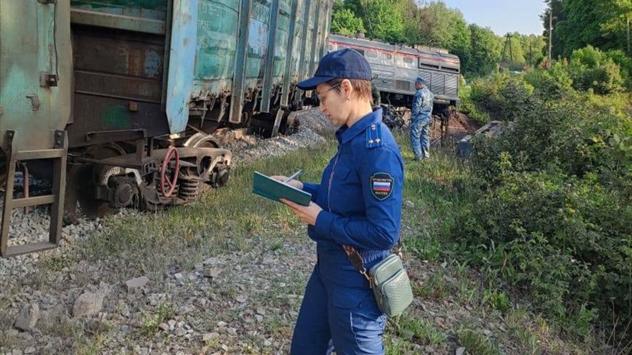 Rusya'da Otoyol Köprüsü Tren Üzerine Çöktü: 7 Ölü, 66 Yaralı