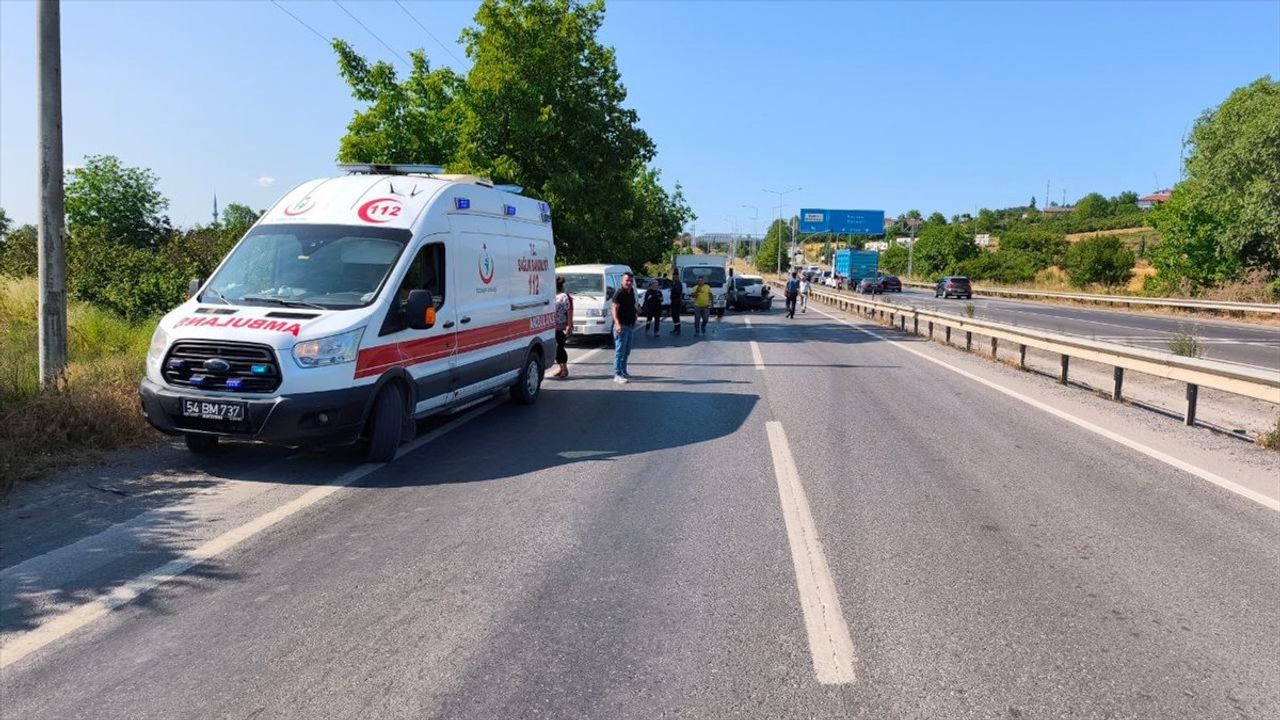 Sakarya'da 5 Araçla Zincirleme Kaza: 3 Yaralı