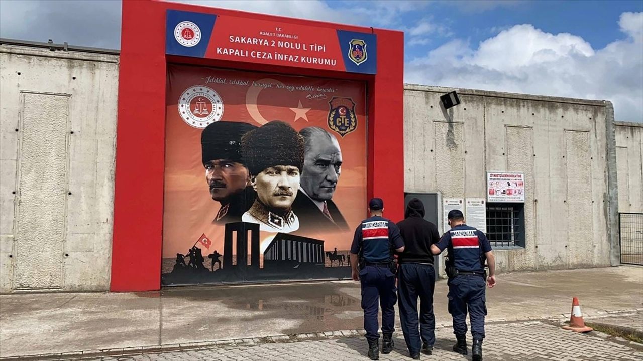 Sakarya'da Arkadaşını Tabancayla Yaralayan Zanlı Taksinin Bagajında Yakalandı
