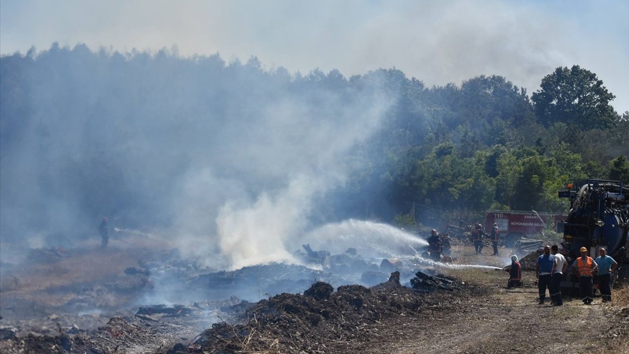 Sakarya'da Orman İşletme Deposunda Yangın: Müdahale Devam Ediyor