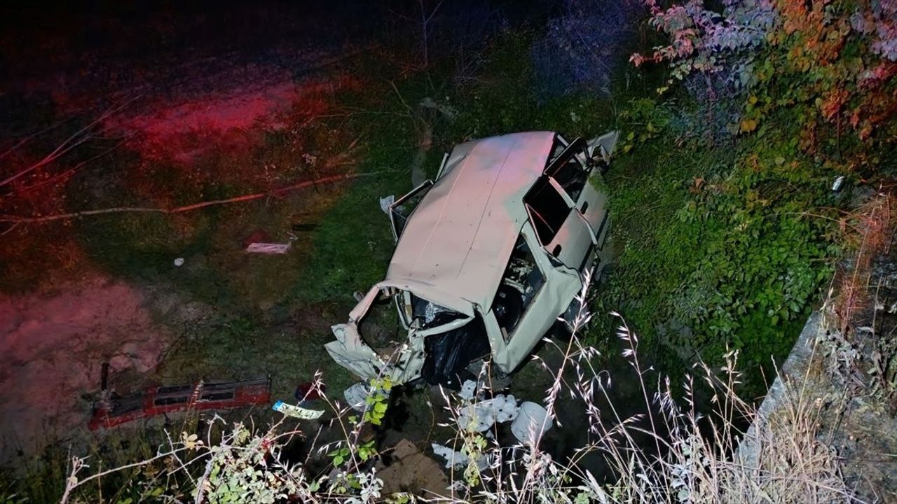 Sakarya'da Otomobil ve Motosikletler Arasında Trafik Kazası: İki Ölü, İki Yaralı