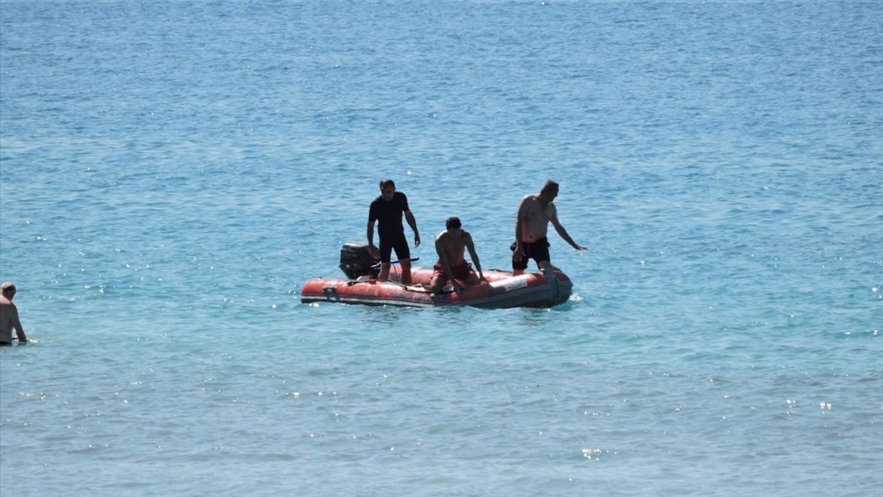 Salda Gölü'nde Boğulma Tehlikesi Geçiren Genç Kız Hastaneye Kaldırıldı