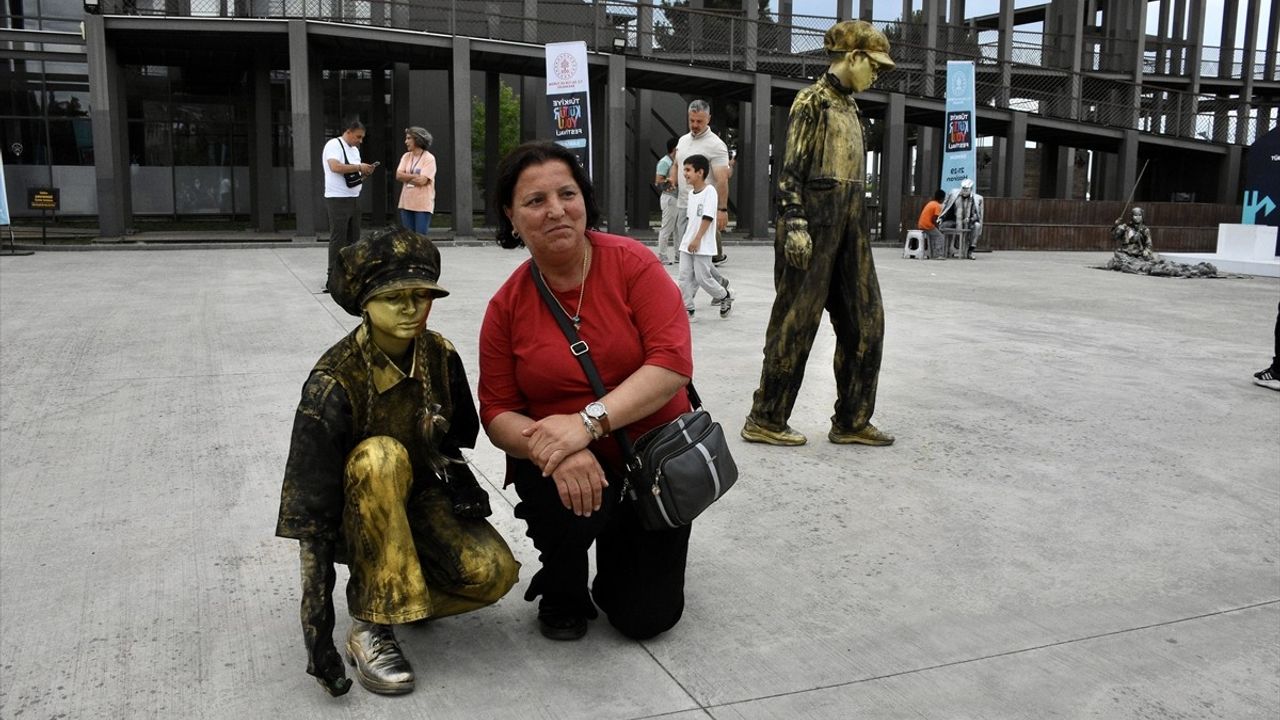 Samsun'da Canlı Heykel Performans Sanatı Türkiye Kültür Yolu Festivali'nde Sergileniyor