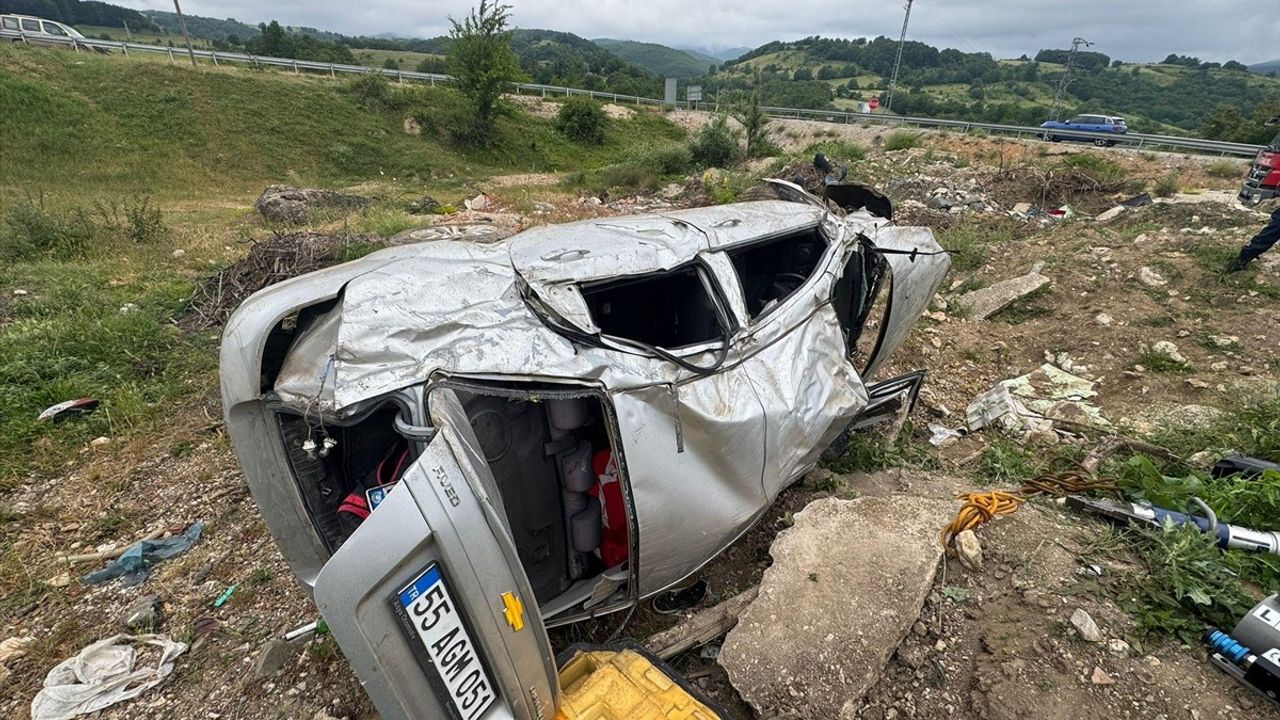 Samsun'da Şarampole Düşen Otomobilde 4 Kişi Yaralandı