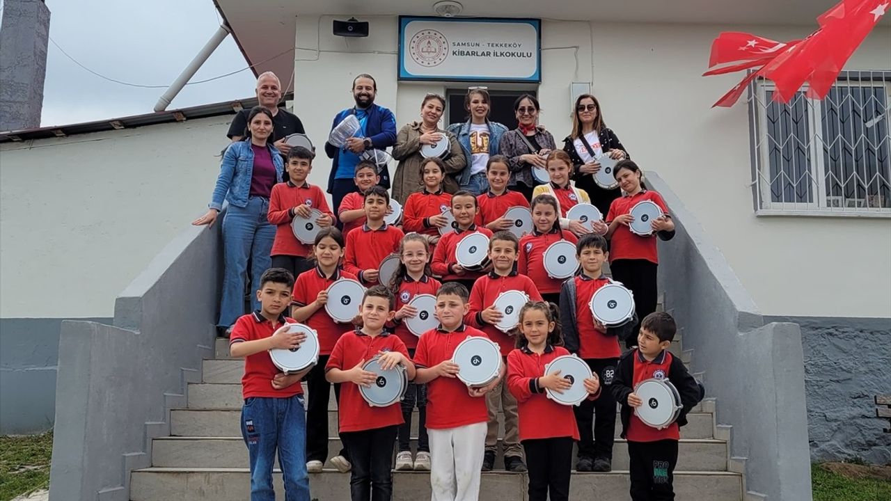 Samsun'daki Köy Okulunda Öğrencilere Darbuka Hediyesi