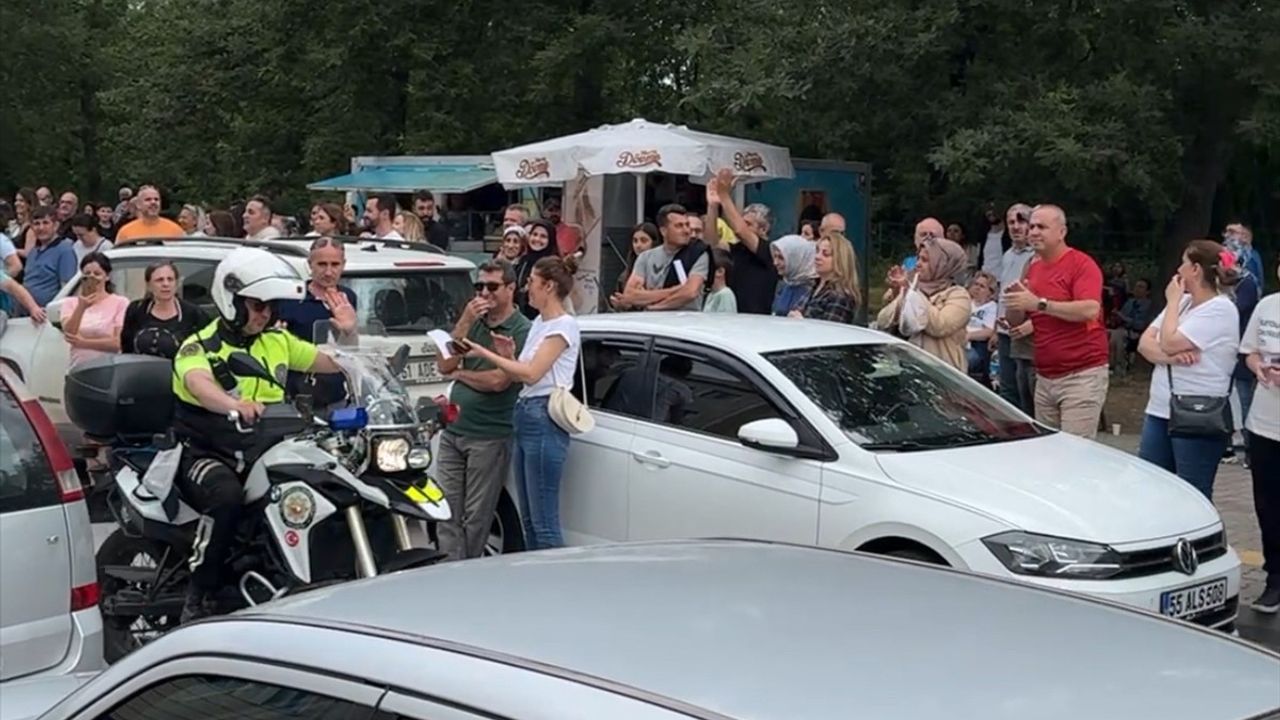 Samsun'daki Trafik Polisleri, YKS'ye Geç Kalan Adayları Kurtardı