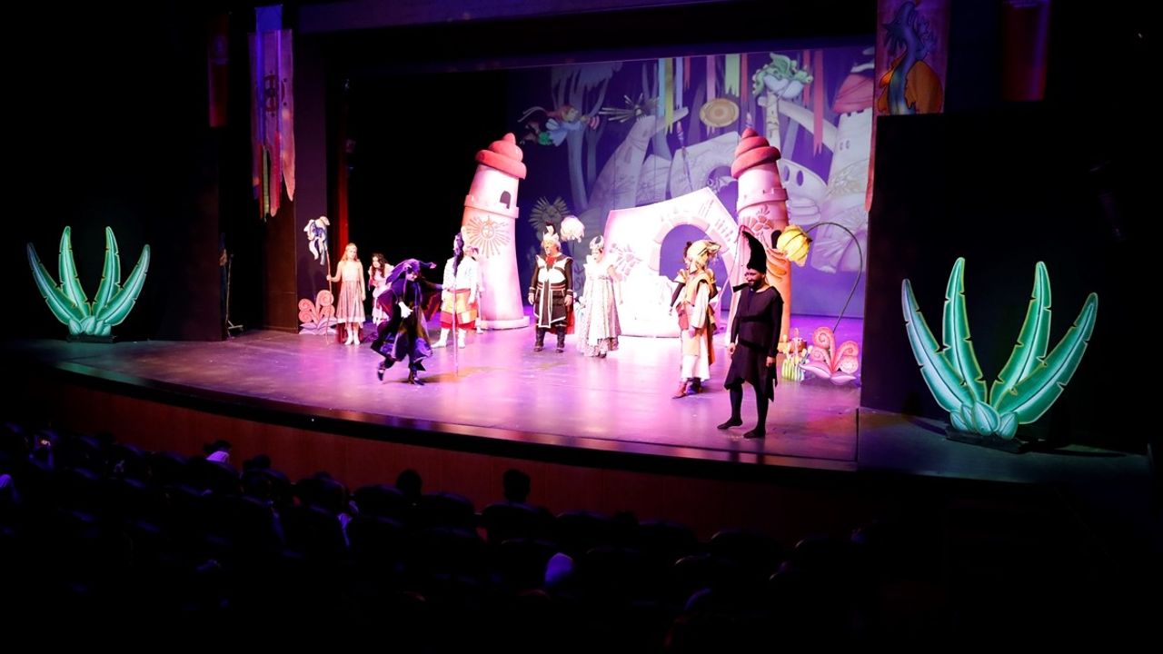 Samsun Kültür Yolu Festivali'nde 'Masal Şatosu' Müzikali Minik Seyircilerle Buluştu