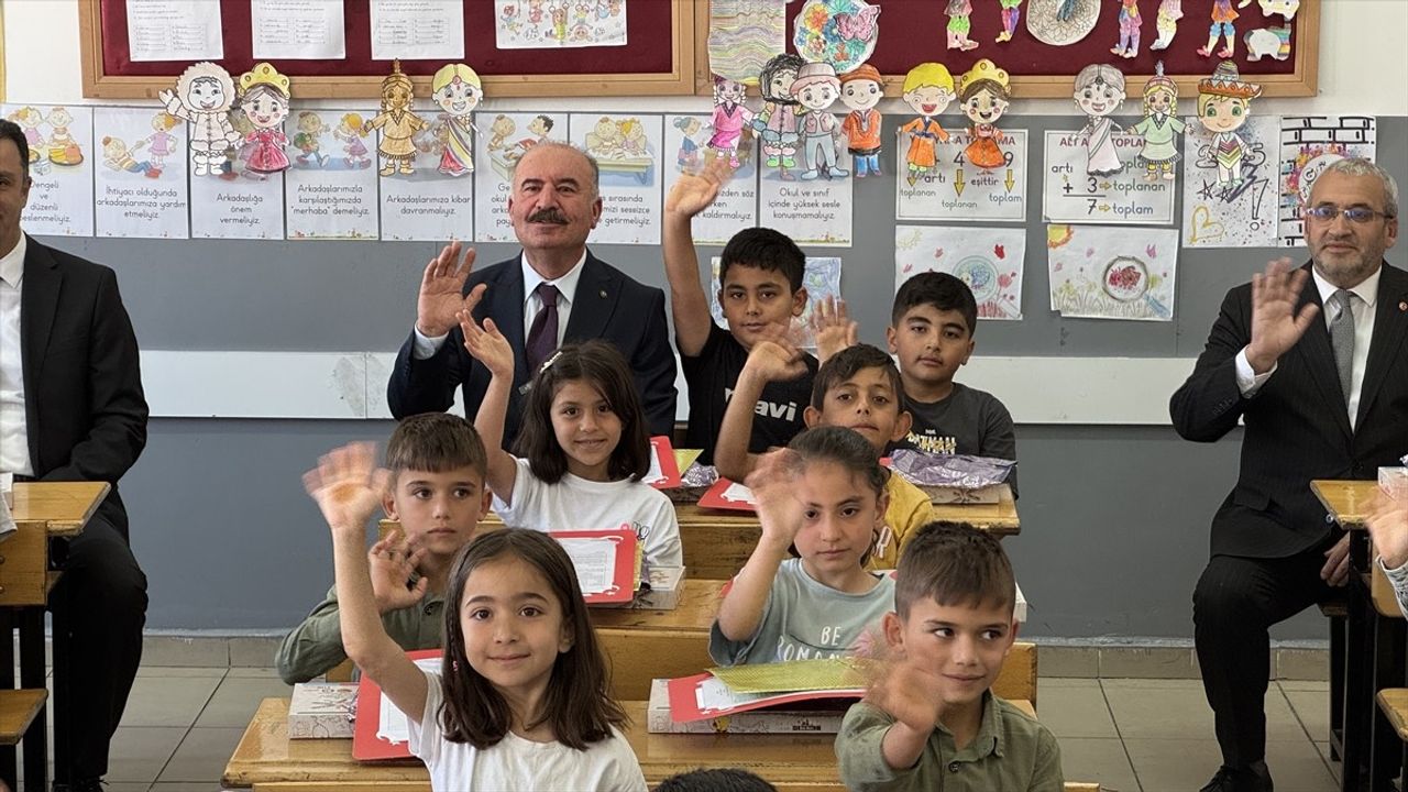 Samsun ve Çevre İllerde Karne Törenleri Coşkuyla Düzenlendi