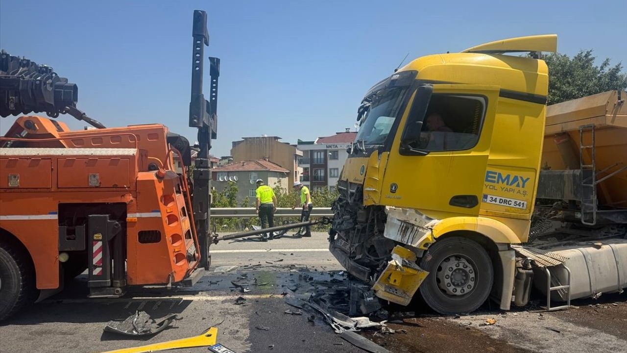Sancaktepe’de Trafik Kazası: Tır ile Kamyon Arasında Kalan Araçta İki Yaralı