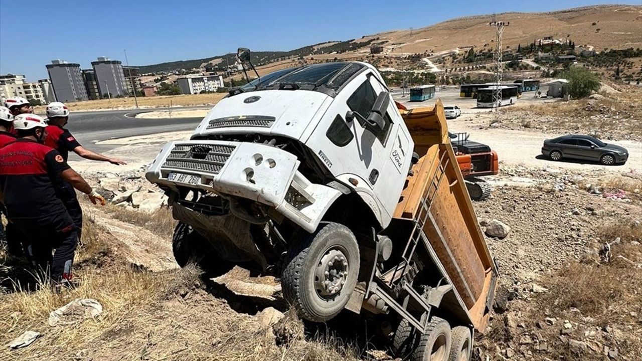 Şanlıurfa'da Kamyon Şarampole Düştü, Sürücü Kepçe ile Kurtarıldı