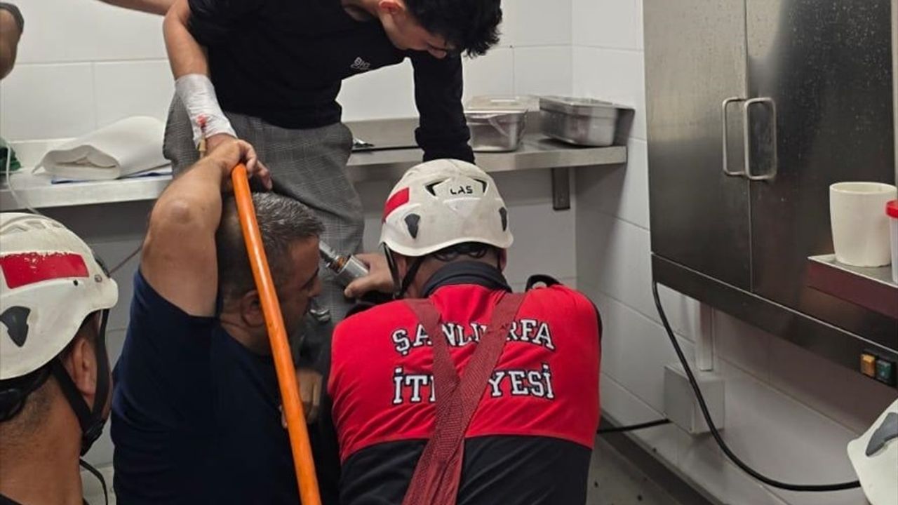 Şanlıurfa'da Kıyma Makinesine Eli Sıkışan 12 Yaşındaki Çocuk Kurtarıldı