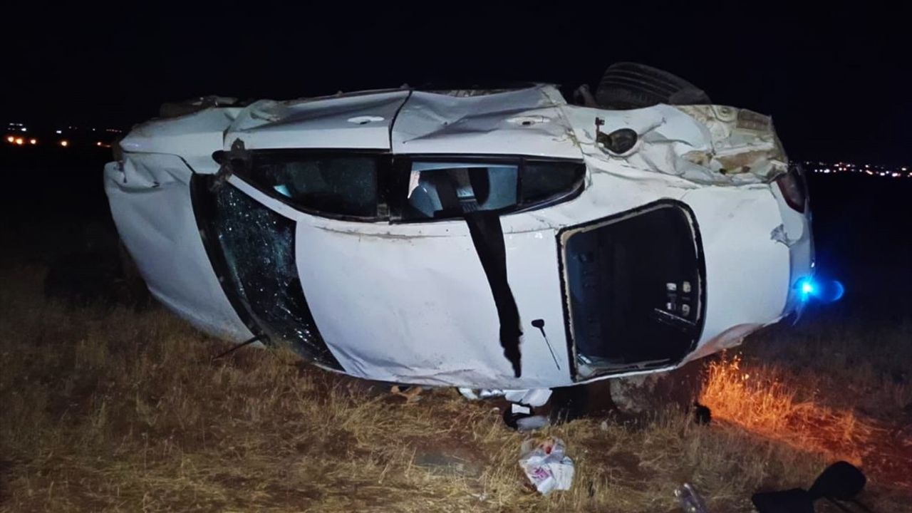Şanlıurfa'da Şarampole Devrilen Otomobilde Üç Kişi Yaralandı