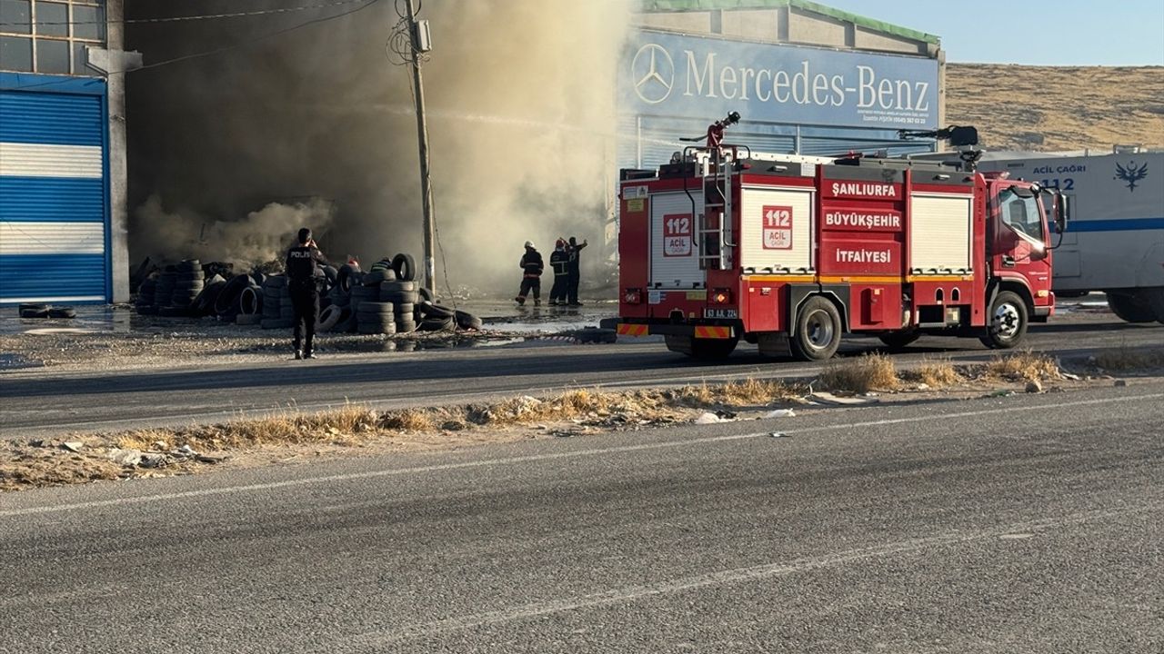 Şanlıurfa'daki Hırdavatçıda Yangın: TOMA ile Müdahale