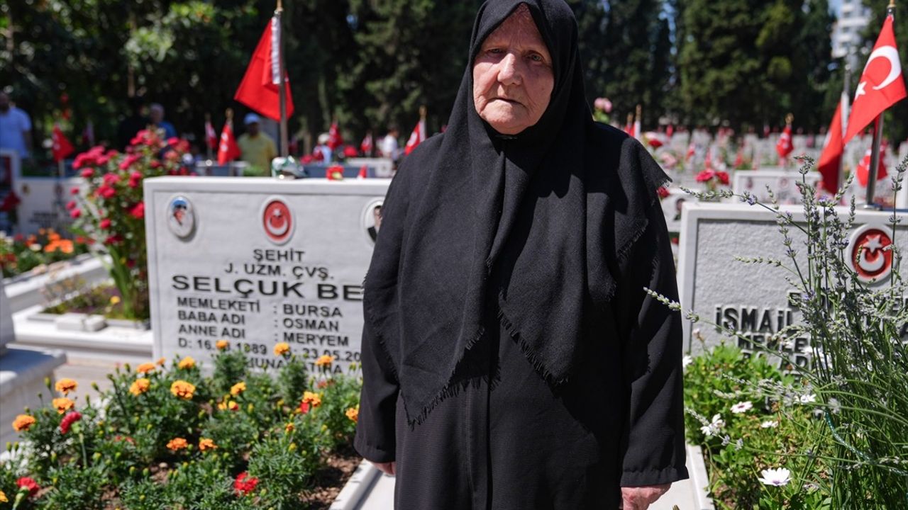 Şehit Aileleri Kurban Bayramı Arifesinde Edirnekapı Mezarlığı'nı Ziyaret Etti