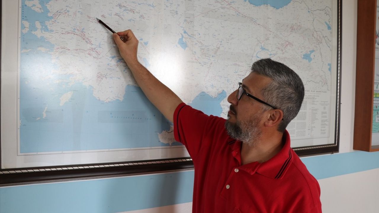 Simav'da Son 1,5 Ayda 1250 Deprem Kaydedildi