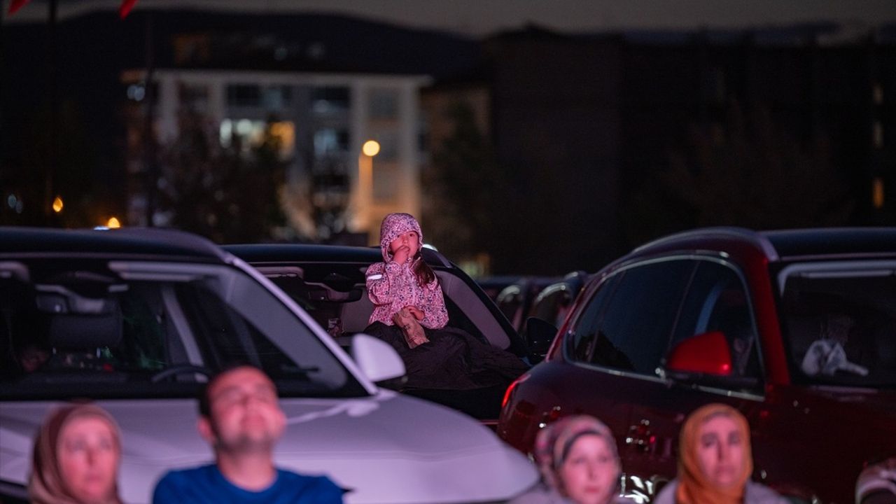 Sincan'da Açık Hava Sineması: 'Devrim Arabaları' Gösterimi TOGG Sahipleriyle Buluştu