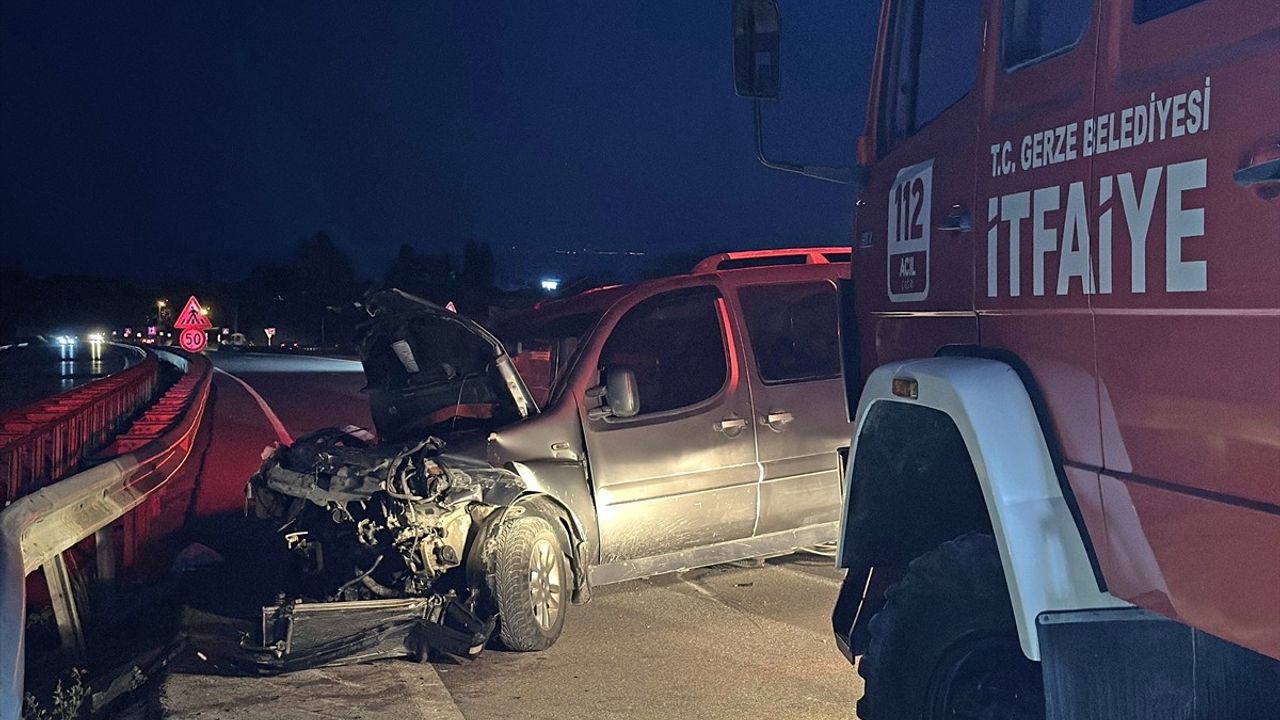 Sinop'un Gerze İlçesinde Bariyere Çarpan Araçta İki Kişi Yaralandı