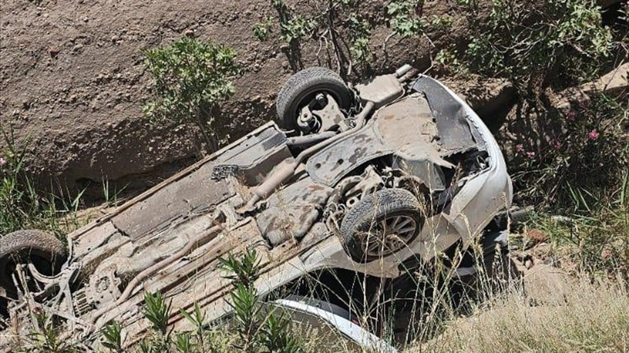 Şırnak'ta Şarampole Devrilen Otomobilde 1 Ölü, 3 Yaralı