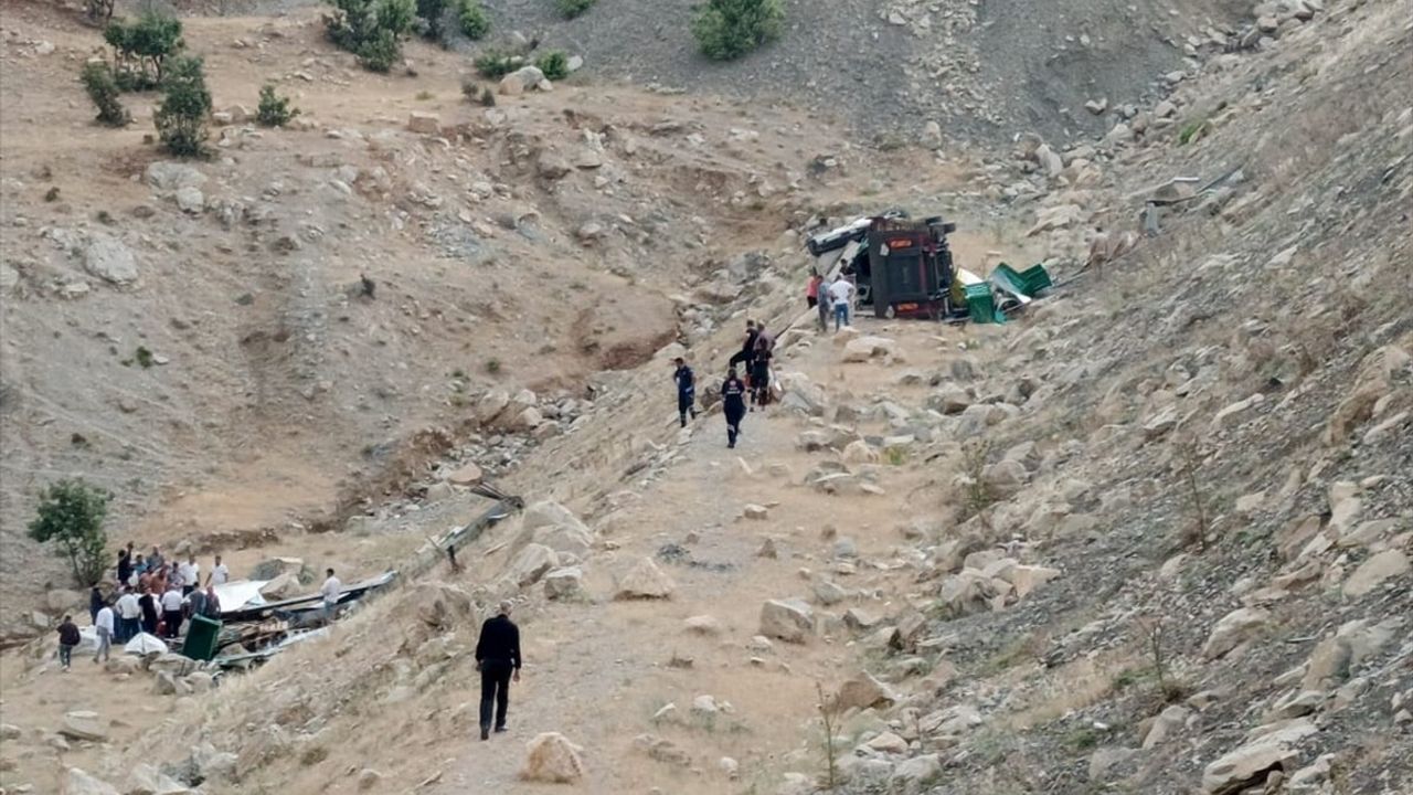 Şırnak'ta Tır Devrildi: Sürücü Ağır Yaralı