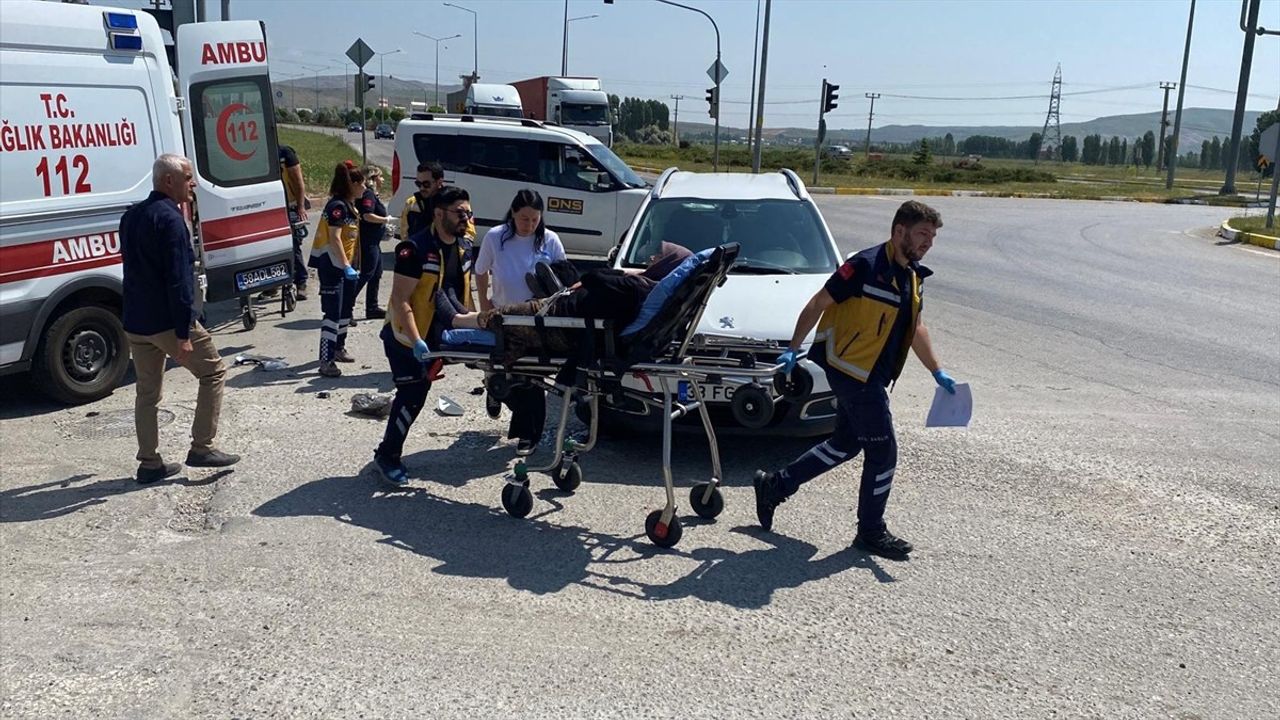 Sivas'ta Ambulans ile Otomobilin Çarpıştığı Kazada 5 Kişi Yaralandı
