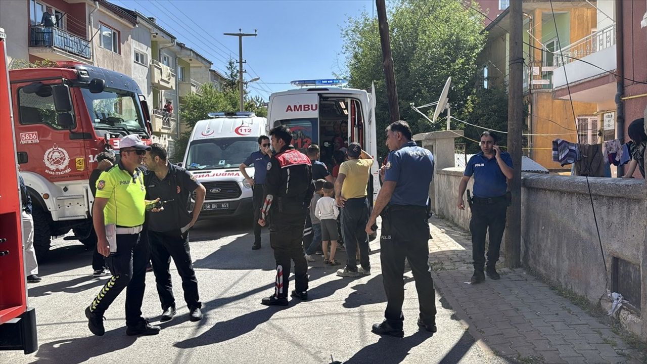 Sivas'ta Bodrum Katında Çıkan Yangında 5 Kişi Dumandan Etkilendi