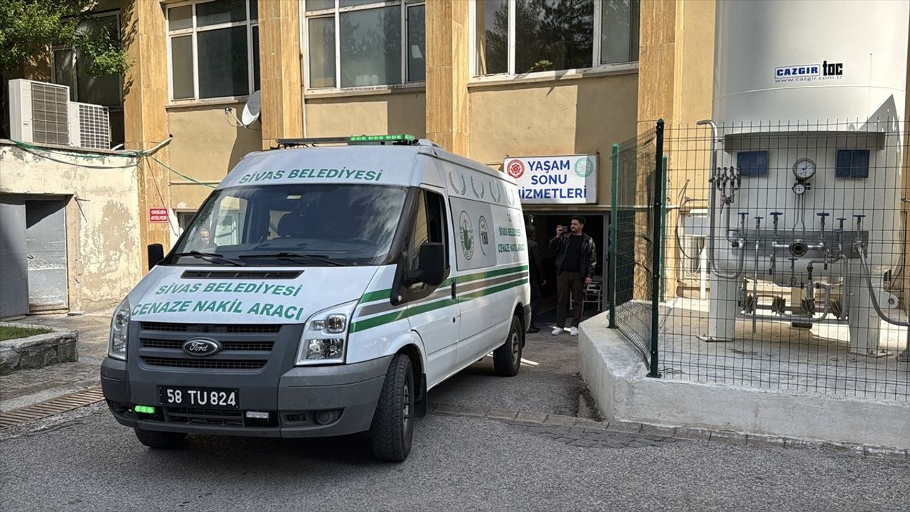 Sivas'ta KKKA Hastalığı Şüphesiyle Tedavi Gören Kadın Hayatını Kaybetti