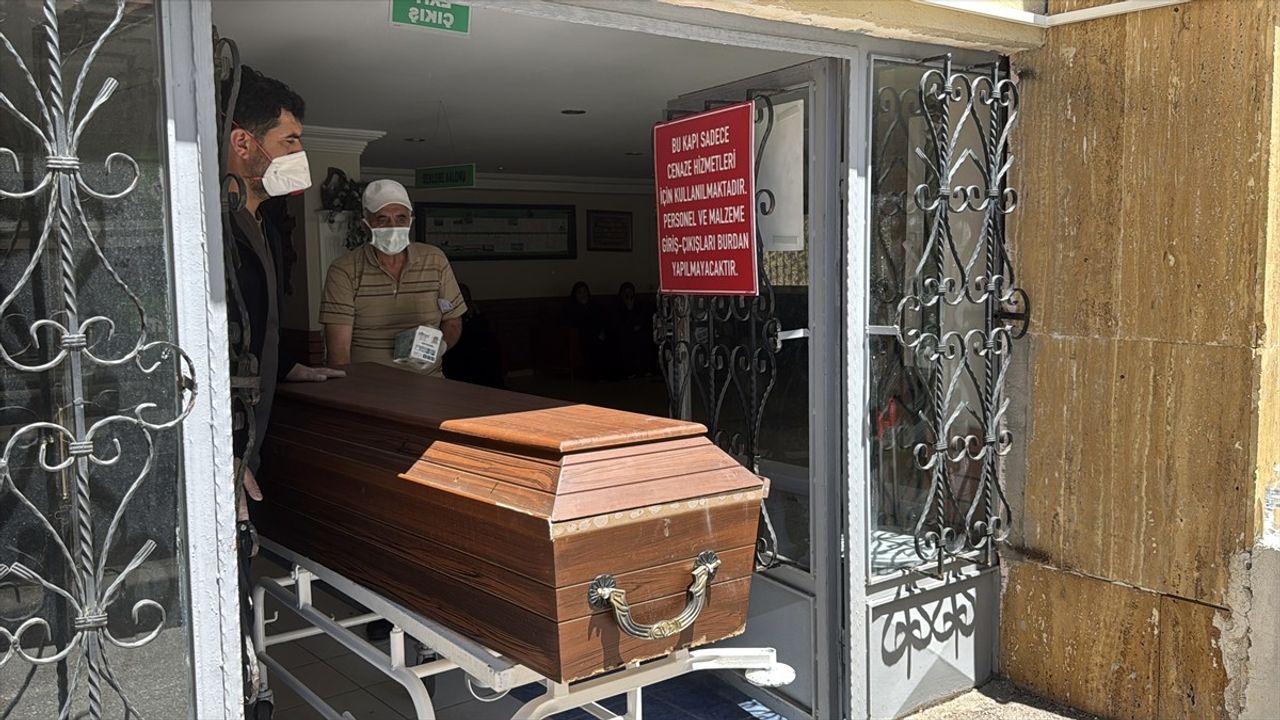 Sivas'ta KKKA Hastalığı Şüphesiyle Tedavi Gören Kişi Hayatını Kaybetti