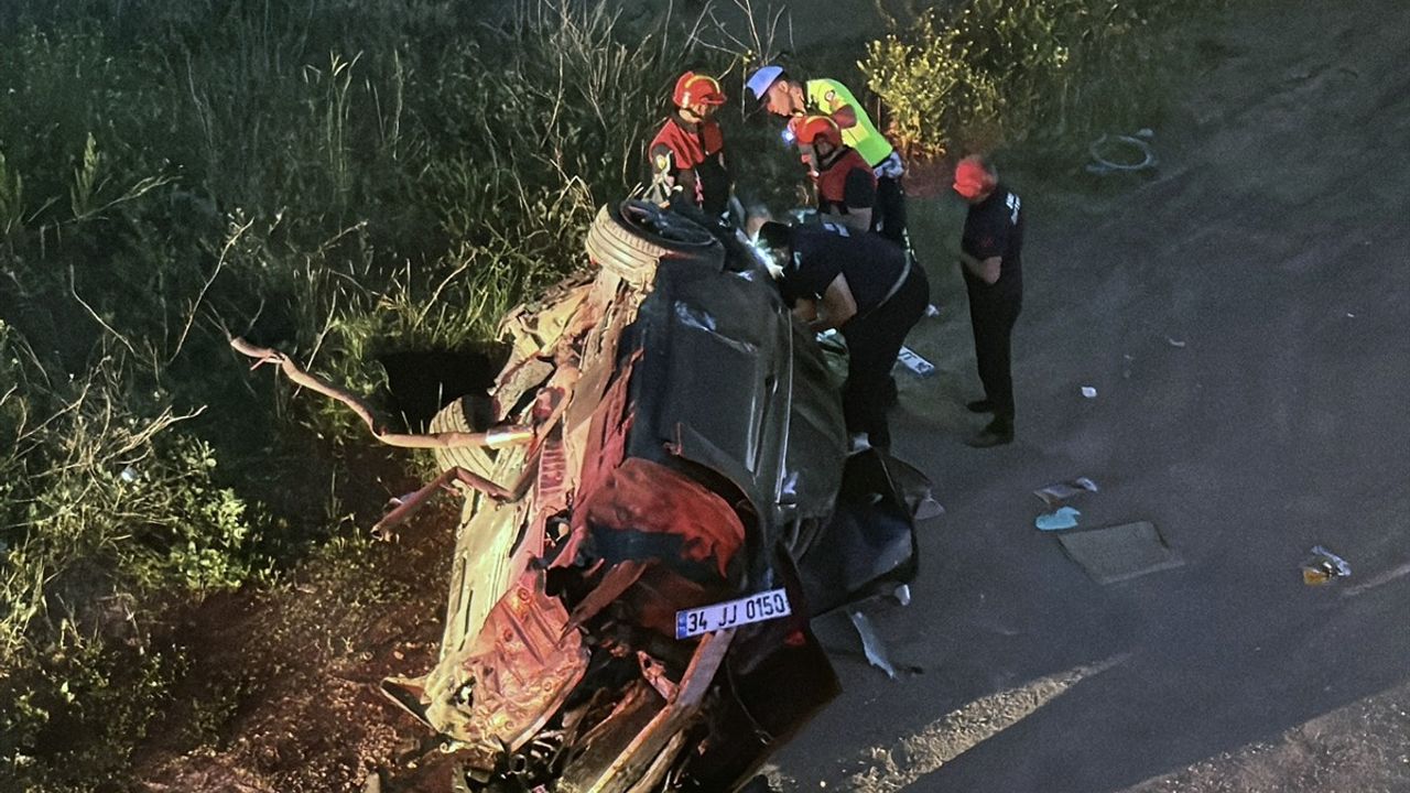 Sivas'ta Köprüden Düşen Otomobilde İki Kişi Yaralandı