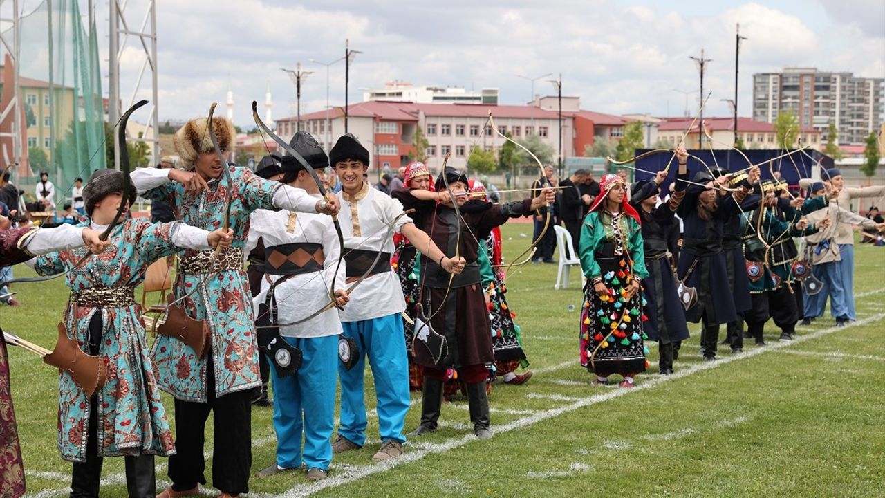 Sivas'ta Okul Sporları Türkiye Okçuluk Şampiyonası Başladı