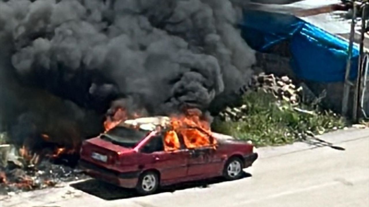 Sivas'ta Park Halindeki Otomobil Yangını: Kullanılamaz Hale Geldi