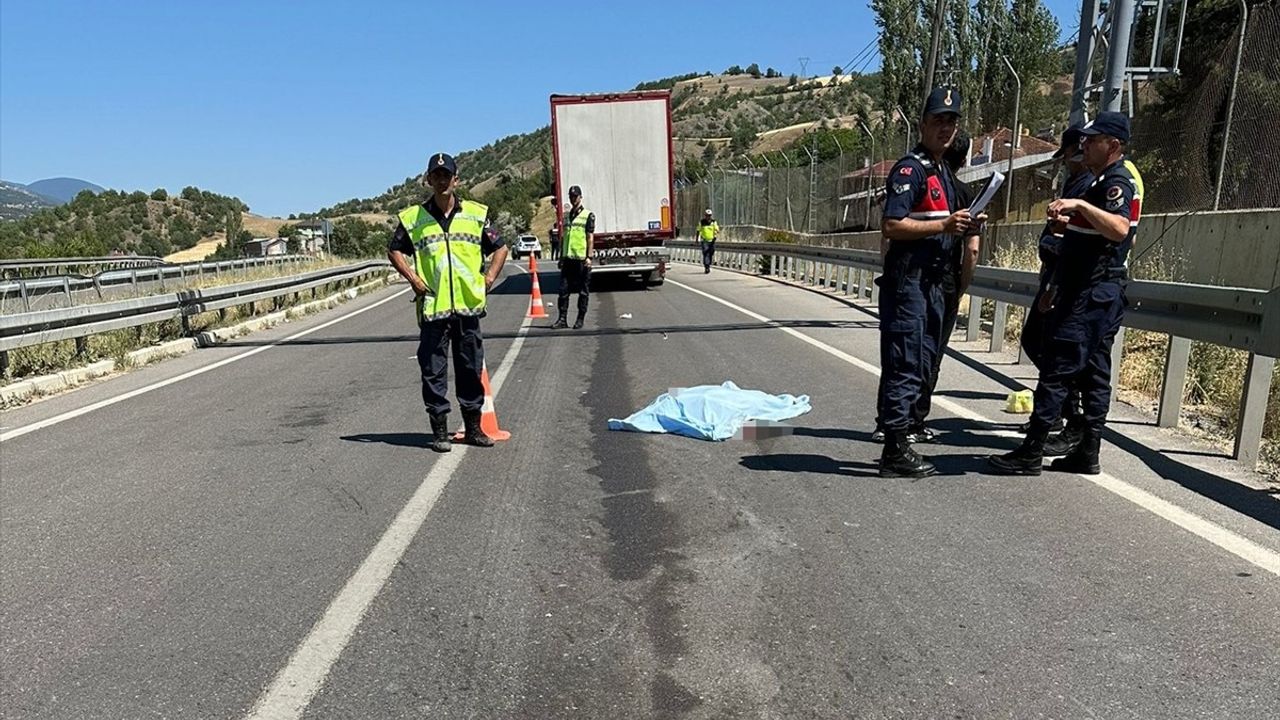 Sivas'ta Tır Çarpması: Bir Kadın Hayatını Kaybetti, Diğeri Yaralandı