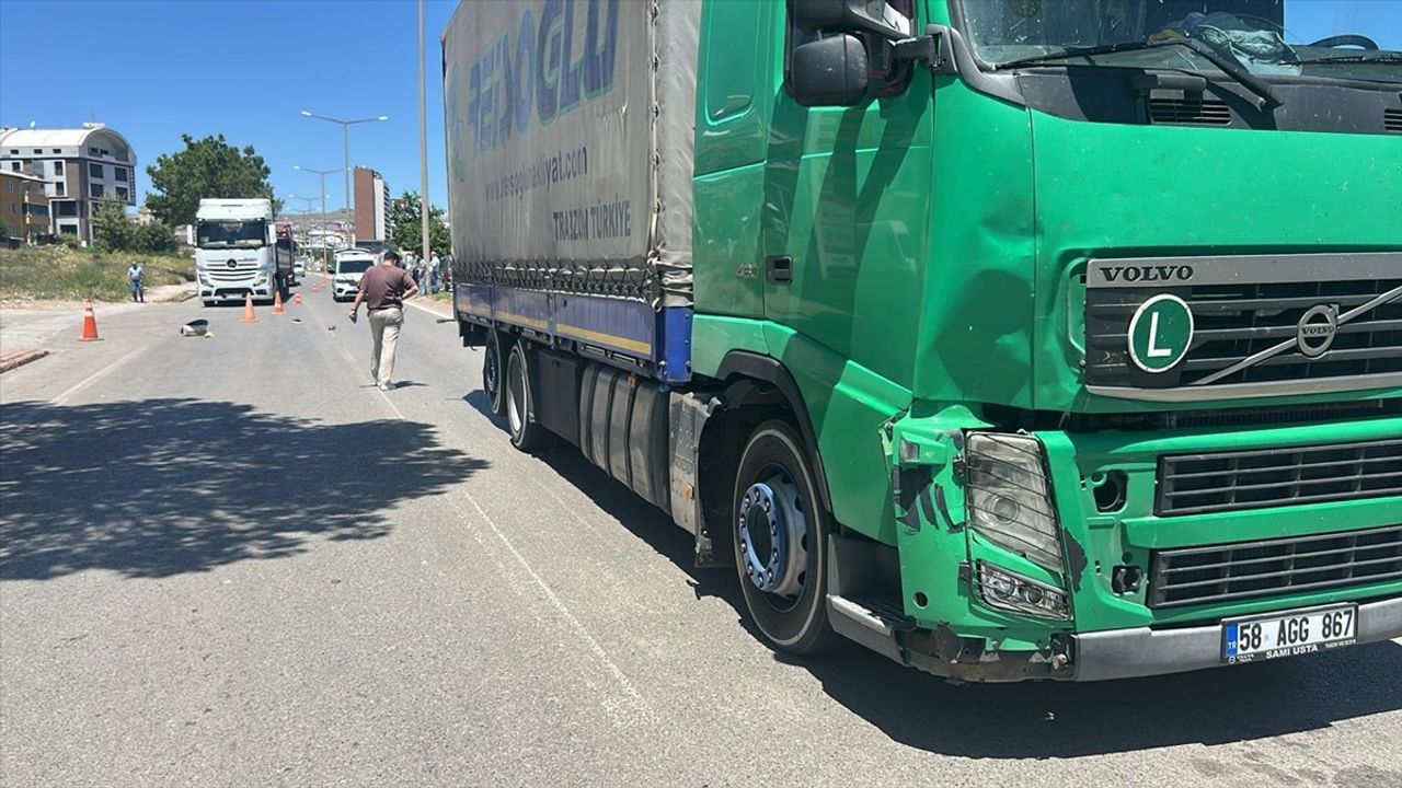 Sivas'ta Tırın Çarptığı Yaya Hayatını Kaybetti