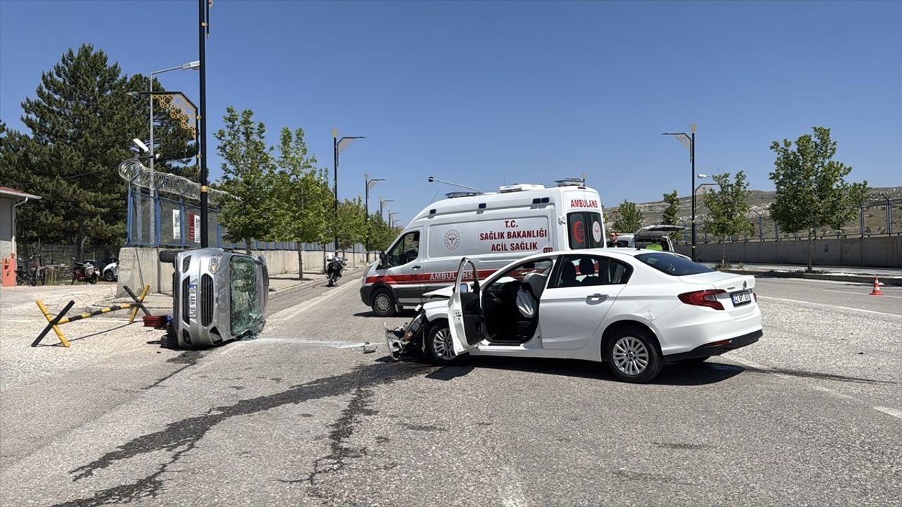Sivas'ta Trafik Kazası: 4 Yaralı