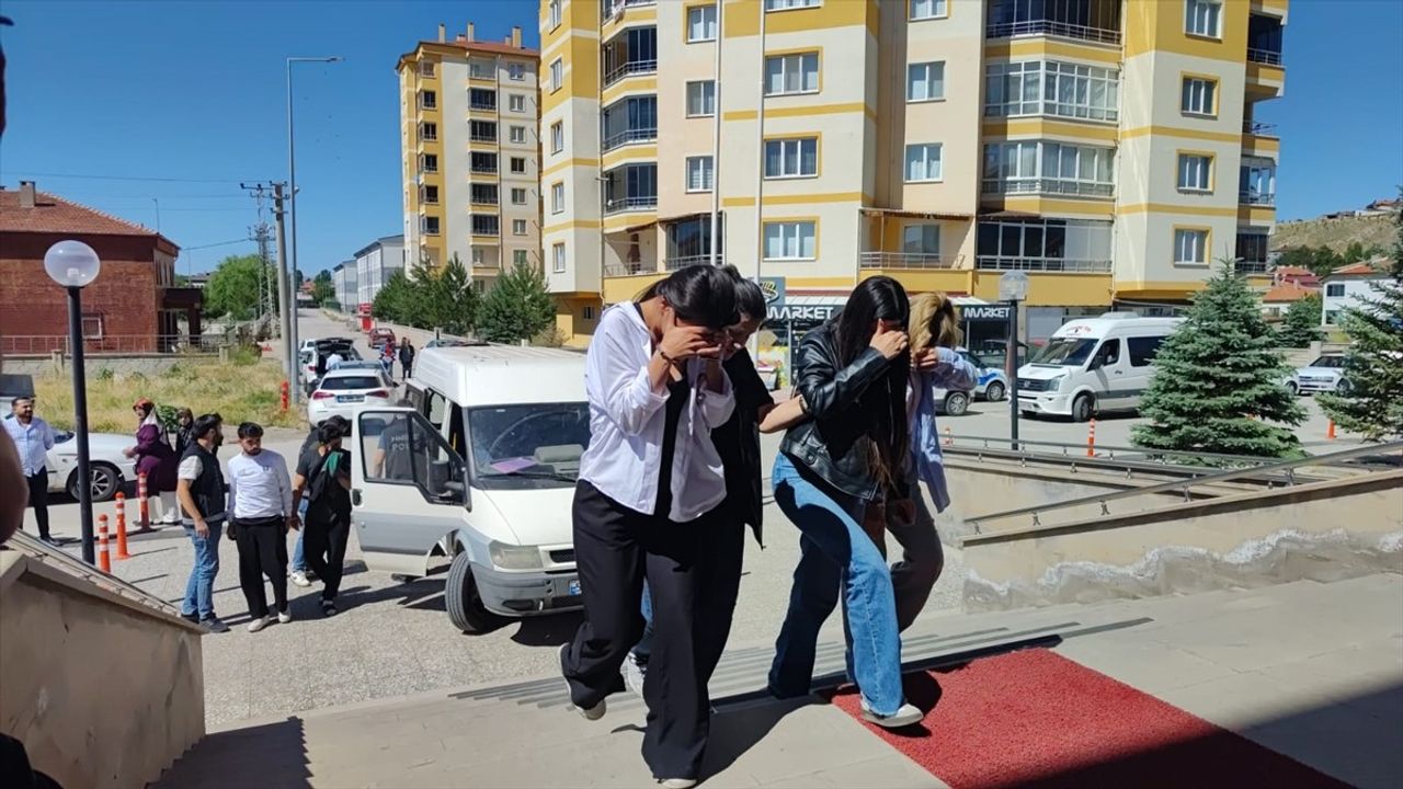 Sivas'ta Uyuşturucu Operasyonu: 8 Zanlı Gözaltında