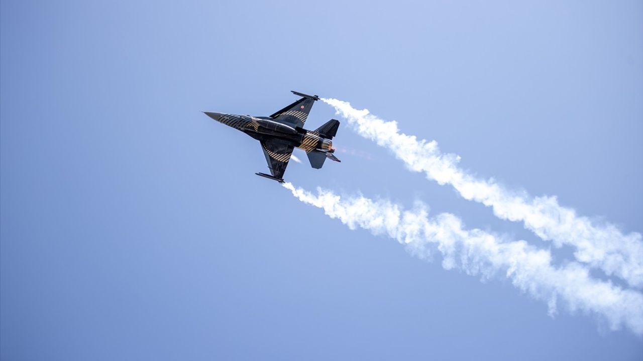 SOLOTÜRK, Adapazarı'nın Düşman İşgalinden Kurtuluşu İçin Gösteri Uçuşu Gerçekleştirdi