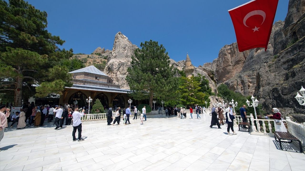 Somuncu Baba Külliyesi, Ziyaretçilerini Manevi Bir Atmosferde Ağırlıyor