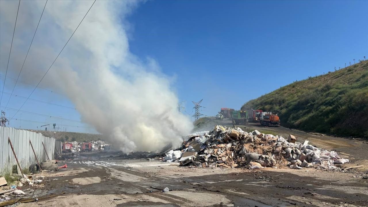 Sultangazi'deki Katı Atık Toplama Alanında Yangın Çıktı