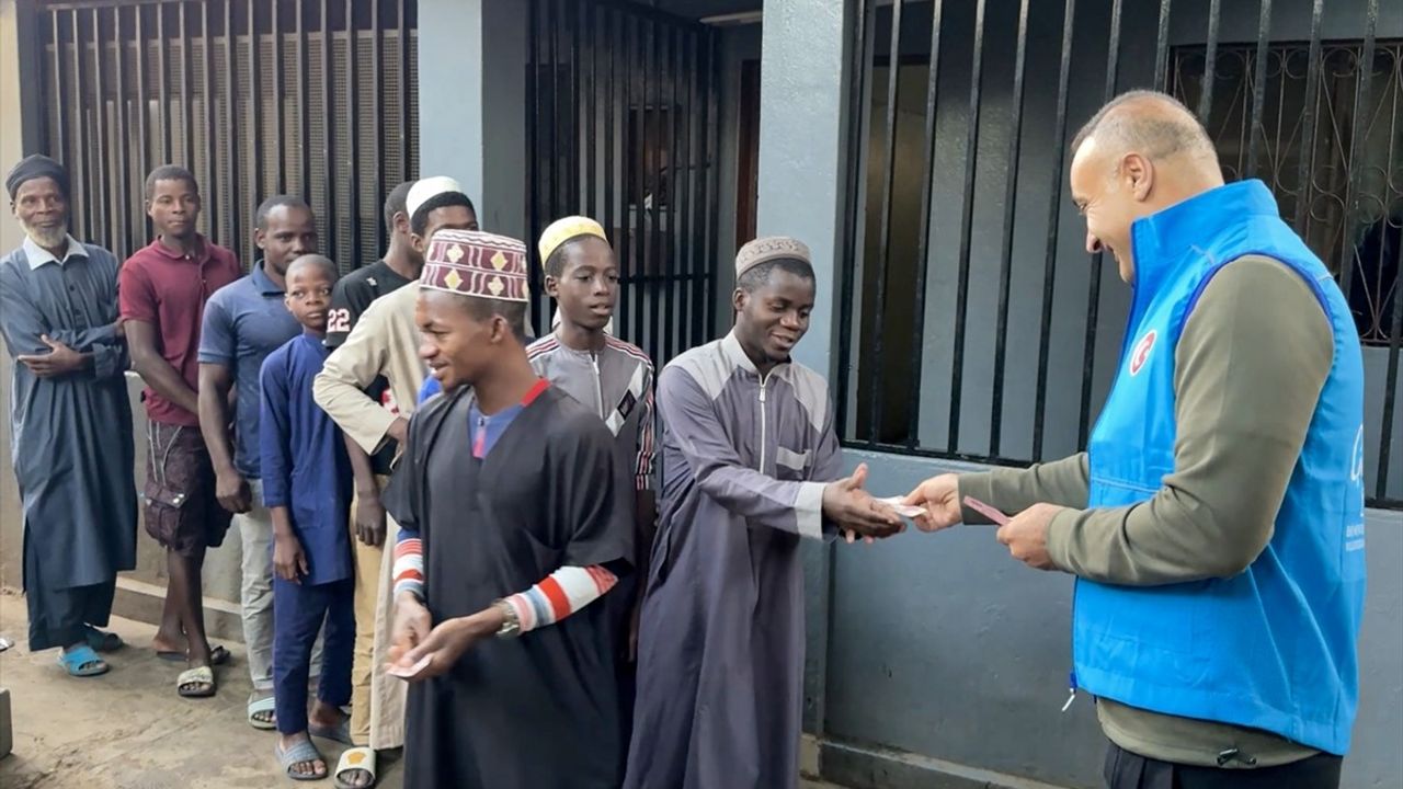 TDV Gönüllüleri Mozambik'te Çocuklara Bayram Harçlığı Dağıttı